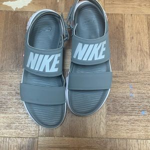 Nike tanjun sandals size 9